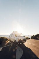 Een camper die staat geparkeerd langs de kust bij zonsondergang in Australie