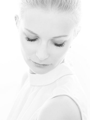 High Key Portret van een jonge vrouw