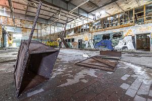 Rostige alte Schubkarre in alter Montagehalle - Lost Place Alter Flugplatz Rangsdorf