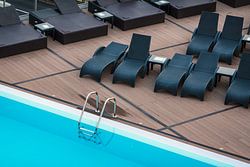Swimmingpool und Liegestühle im Urlaub