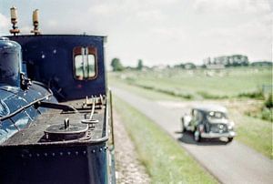 Blauwe stoomtrein met vintage auto I Landschap Noord-Holland I Retro look - industrieel I Analoog I  van Floris Trapman