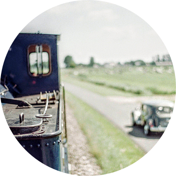 Blauwe stoomtrein met vintage auto I Landschap Noord-Holland I Retro look - industrieel I Analoog I 