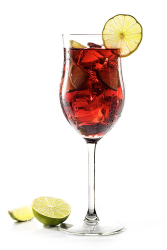 Rotes Getränk, transparenter Mischcocktail aus Kirschen, Beeren, Eis und Limette, mit oder ohne Alko