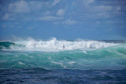 Surfers op de wilde golven