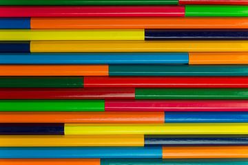 Houten gekleurde potloden als achtergrond foto 