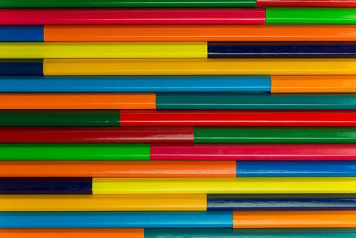 Houten gekleurde potloden als achtergrond foto 
