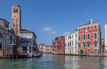 Oude gebouwen en kerk aan kanaal in Venetie, Italie