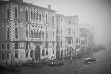 Grand canal de Venise dans le brouillard sur Karel Ham