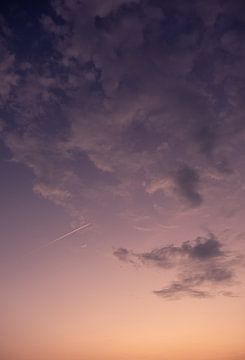 Wolken en vliegtuig in de ochtend van Wouter Bos