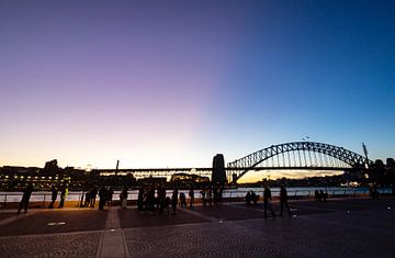 De laatste zonnestralen over de haven van Sydney van hugo veldmeijer