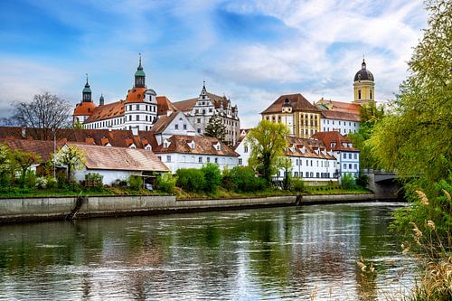 Vue sur le Danube vers la vieille ville historique de Neuburg