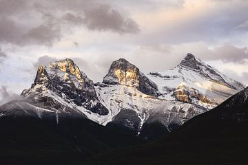 Zonsopkomst bij Three Sister Mountains van Eline Huizenga