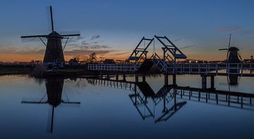 Kinderdijk, werelderfgoed in Blue Hour van Maarten Hoek
