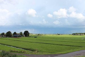 Donkere wolken pakken samen boven de Zuidplaspolder in Moordrecht