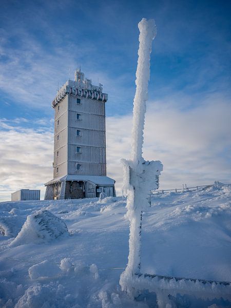 Die Wetterstation auf dem Brockengipfel im Winter von t.ART
