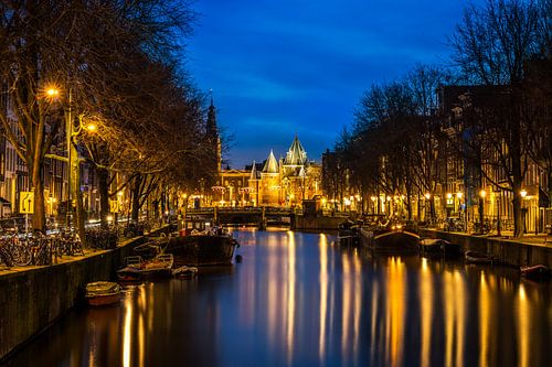 De Waag van Amstedam met reflectie tijdens het blauwe uur