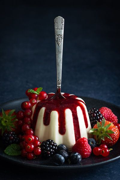 Panna cotta with strawberry sauce by Saskia Schepers