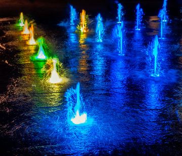 Verlichte fontein bij nacht