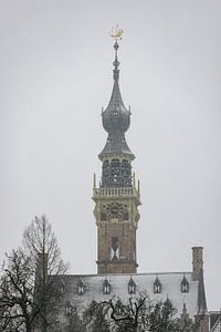 La tour de l'hôtel de ville dans la neige
