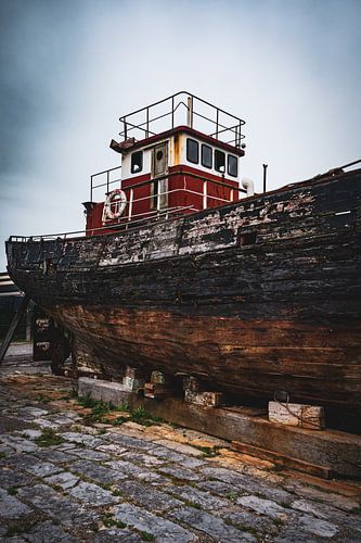 Een oud schip aan wal