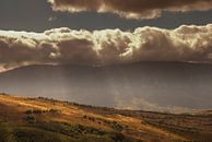 Les nuages entrent en collision avec les montagnes par Edwin van Amstel Aperçu