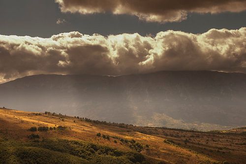 Wolken prallen auf Berge