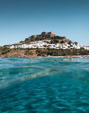 Wit dorp Lindos en kristalheldere zee in Griekenland Rhodos