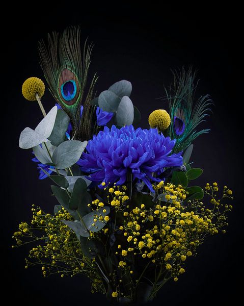 Stillleben Blumen, Blumenstrauß mit blau und gelb von Marjolein van Middelkoop