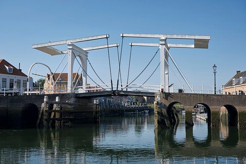 Oude stadspoort gebouwd met rode bakstenen, Zuidhavenpoort, Zierikzee in Nederland.