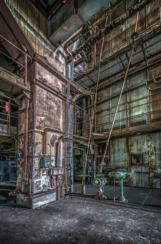Colonne en béton avec tuyauterie dans une usine abandonnée
