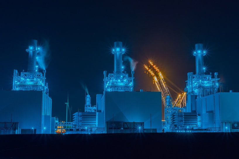 Magnumcentrale met Saipem 7000 in Eemshaven van Jan Georg Meijer