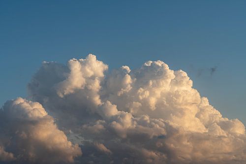 Zachtroze wolken en blauwe lucht 1