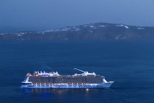 Bateau de croisière au large de Santorin sur Thomas Herzog