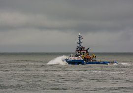 Ein Schlepper stürzt auf der Nordsee in die Wellen. von scheepskijkerhavenfotografie
