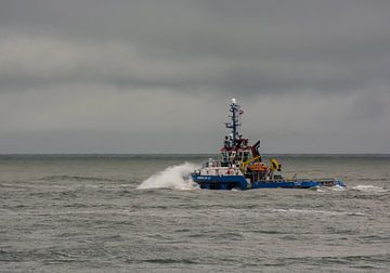 Sleepboot duikt in de golven op de Noordzee. van scheepskijkerhavenfotografie