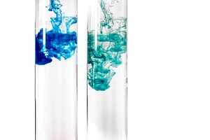 Farbe löst sich in Wasser auf