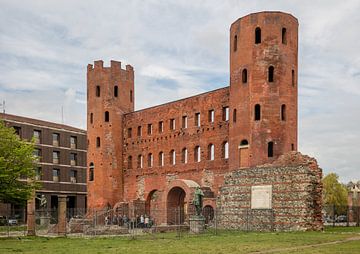 Romeinse Palatine torens en poort in centrum van Turijn, Italië van Joost Adriaanse
