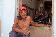 Deux Cubains devant et dans la maison par 2BHAPPY4EVER photography & art Aperçu