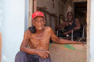 Zwei Kubaner vor und in dem Haus