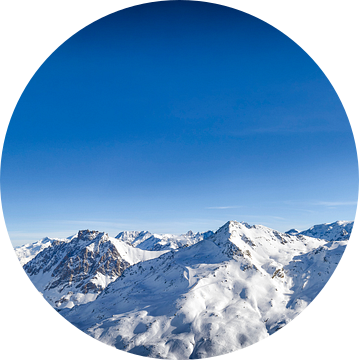 Panoramisch uitzicht hoog in de besneeuwde bergen van de Franse Alpen van Sjoerd van der Wal Fotografie