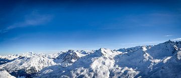 Panoramablick hoch oben in den schneebedeckten Bergen der französischen Alpen von Sjoerd van der Wal