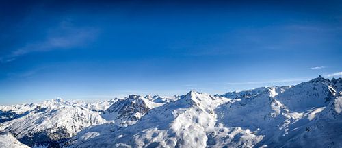 Panoramisch uitzicht hoog in de besneeuwde bergen van de Franse Alpen