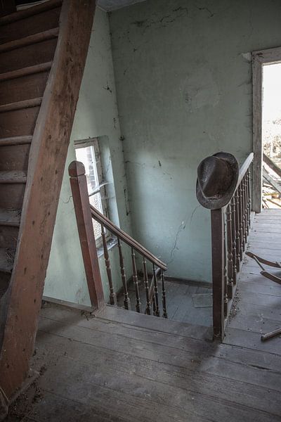 Vieux chapeau dans un escalier désert par Sasja van der Grinten