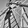Alte hölzerne Windmühle in einer idyllischen Landschaft, in schwarz weiß von Martin Köbsch