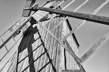 Vieux moulin à vent en bois dans un paysage idyllique, en noir et blanc