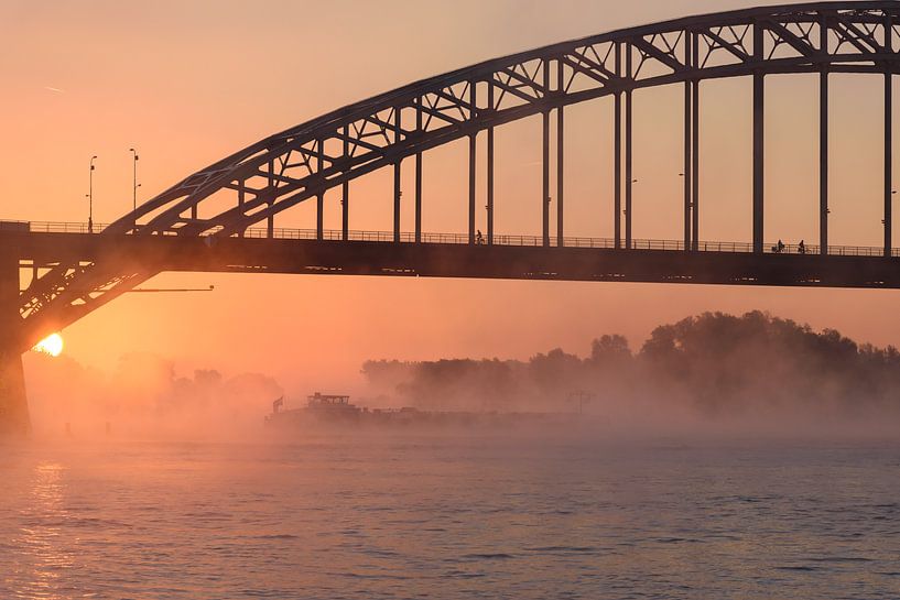 Nebliger Sonnenaufgang Waalbrücke von Femke Straten