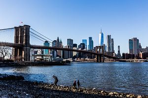 ein Welthandelszentrum und die Brooklyn-Brücke in New York im Winter