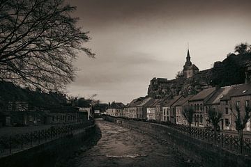 Couvin België – rivier Eau Noire in zwart-wit van Captured Created by Cathleen