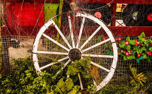 Wagon Wheel & Garden Décor – White Spokes against Red