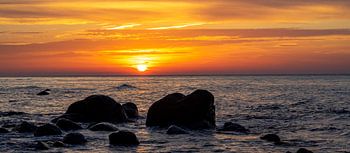 Sonnenuntergang am Strand mit Großen Felsen im Wasser an der Ostsee auf Rügen